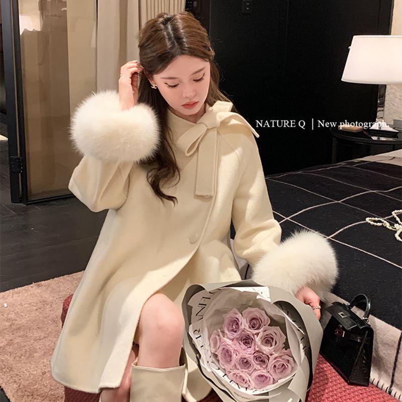 杨小卷 富家千金 狐狸毛袖1OO羊毛白色大衣短款小香风双面呢外套