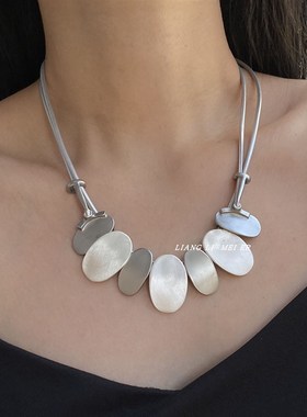 秋冬时尚毛衣链配饰高级感皮绳金属几何吊坠项链气质冷淡风短款潮