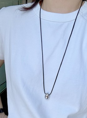水滴金属吊坠黑色皮绳项链女款2024新款极简冷淡风长款毛衣链配饰