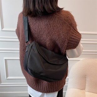 流行小众设计纯色休闲斜挎包女2021新款潮时尚百搭质感尼龙单肩包