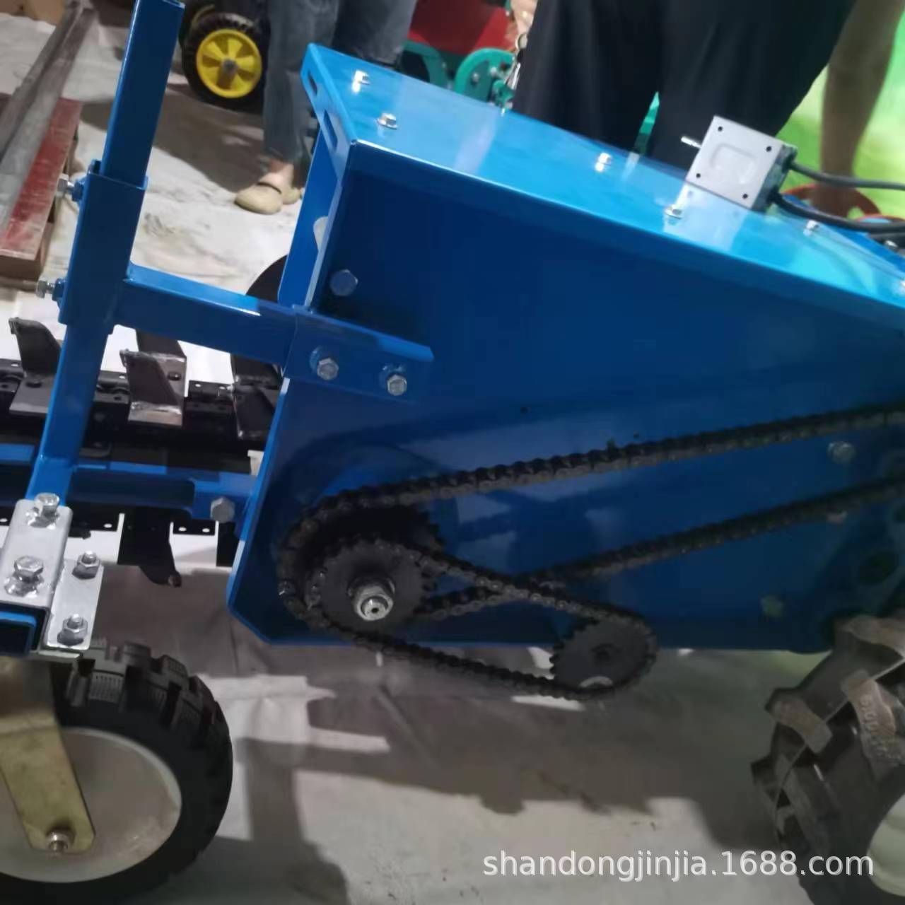 自来水管道地埋线挖渠机开沟机挖沟机微耕机土路管道开沟机