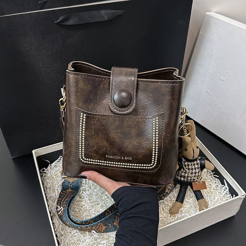 小众包包2024韩版新款百搭通勤宽肩带单肩包高级包水桶复古斜挎包,箱包皮具/热销女包/男包,水桶包,淘宝优惠券,粉丝福利购,淘宝优惠卷