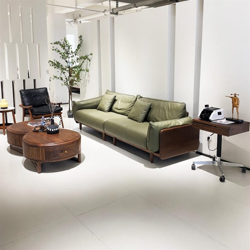 沙发客厅2025新款双人真皮实木抱枕茶几组合现代简约胡桃木直排