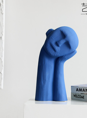 沉思男孩陶瓷摆件现简约家居客厅样板房玄关桌面人物装饰品软装