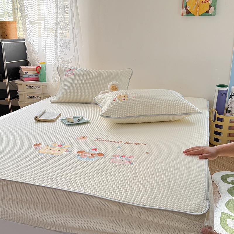 卡通刺绣冰丝豆豆凉席三件套PE夏天可水机洗凉感丝空调席子床笠款