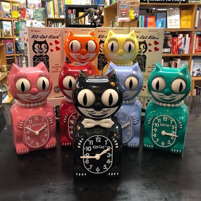 纽约下城公园oA艺术挤眉弄眼猫挂钟多色