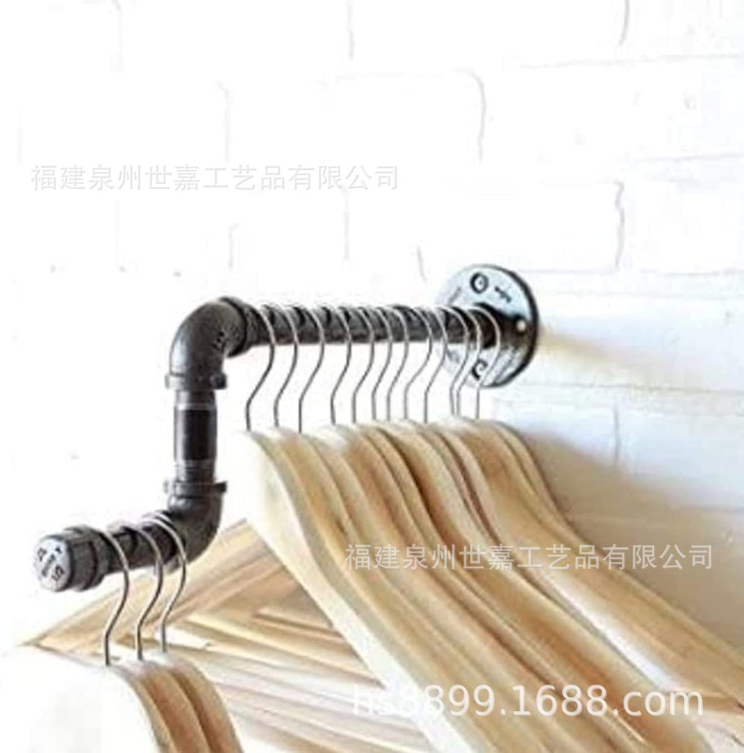 城市工业管道-服装架壁橱组织零售展示由真正的管道黑铁管制成图片