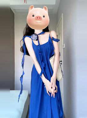 海边度假风蓝色吊带连衣裙子女夏2025新款收腰绝美沙滩巨好看长裙