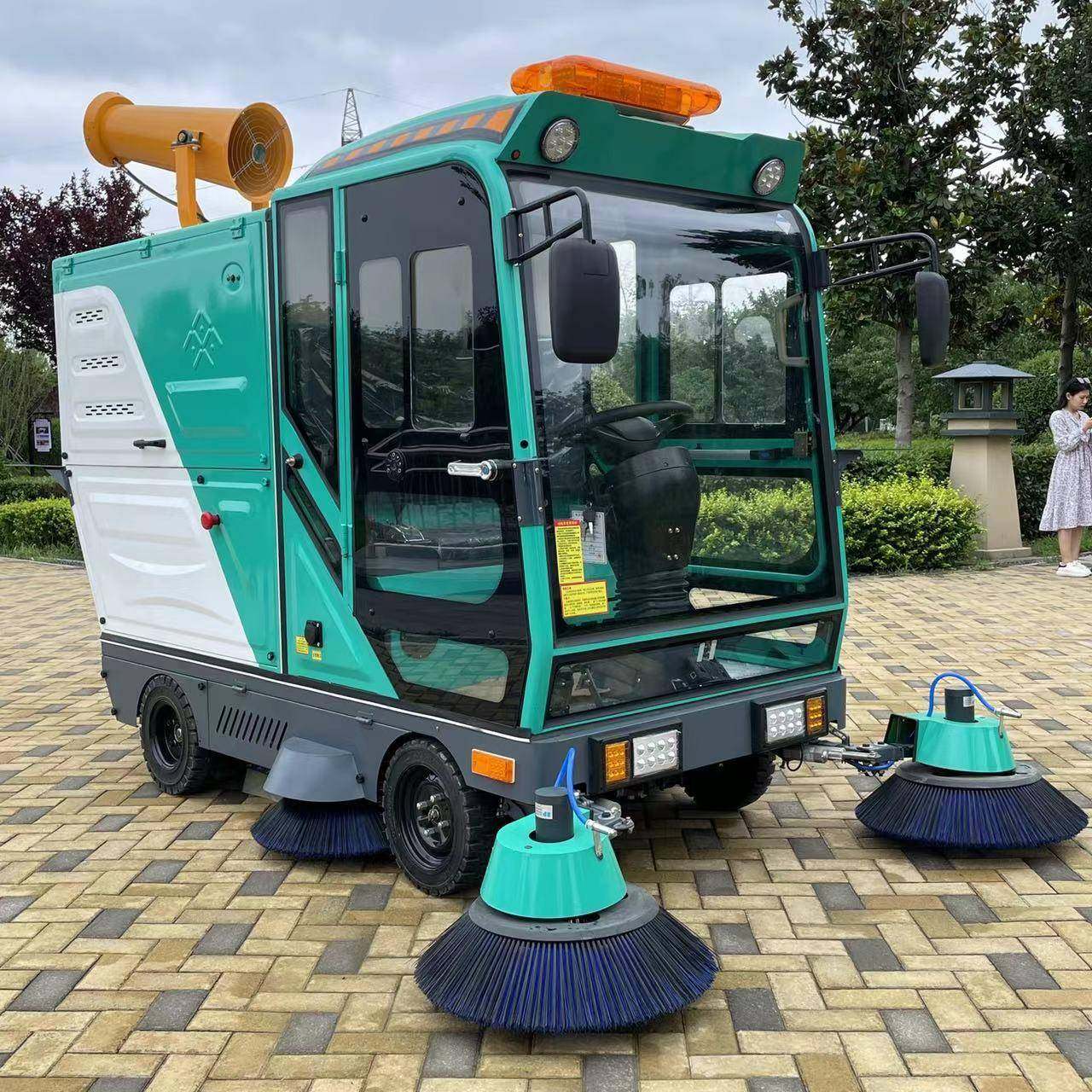 多功能扫地车小区商场学校路面清扫地面四轮扫地车高压雾炮扫地车