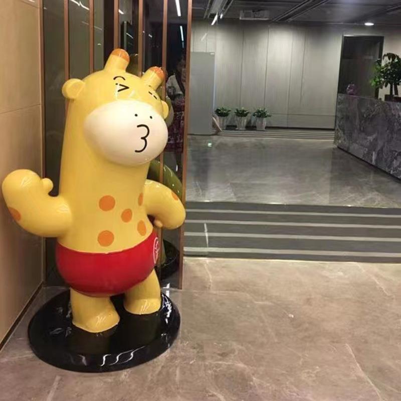 玻璃钢小泊鹿卡通公仔摆件可定公园户外门口卡通雕塑供应