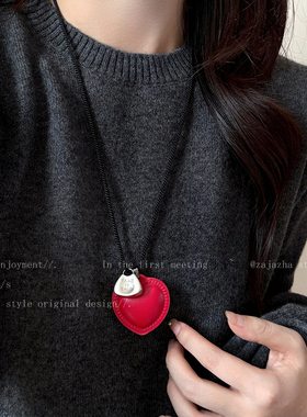 酒红色皮质爱心吊坠项链女2024新款网红卫衣链简约小众长款毛衣链