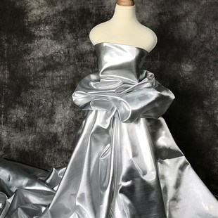 新款柔软华丽金黄色缎布高端时装布料裙子礼服闪光面料大孔网布料