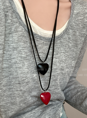 红色皮质爱心吊坠皮绳长项链女挂脖黑色高级感配饰2024新款毛衣链