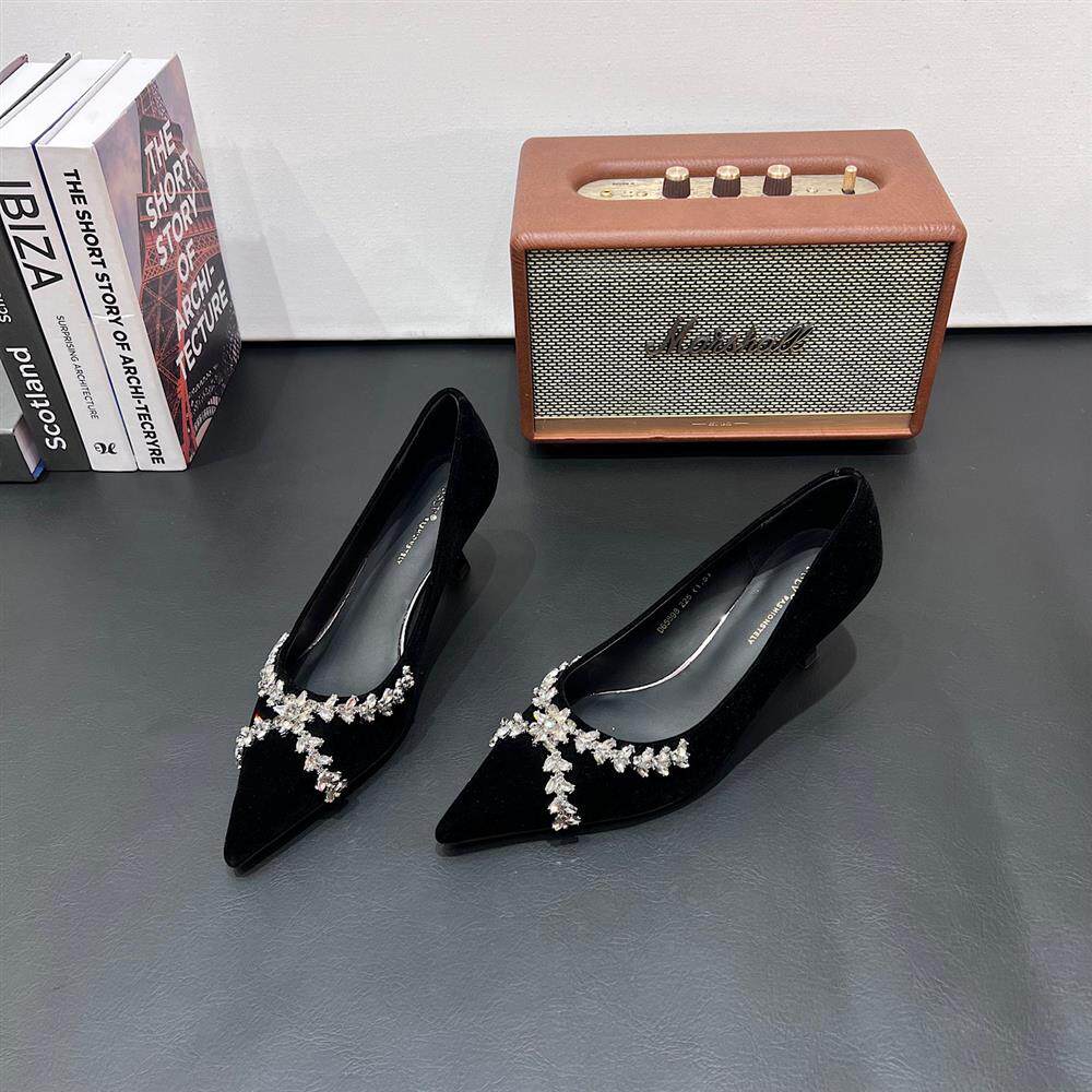 韩系尖头细跟黑色绒面高跟鞋女2026春秋新款宴会水钻浅口通勤单鞋