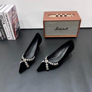 韩系尖头细跟黑色绒面高跟鞋女2026春秋新款宴会水钻浅口通勤单鞋