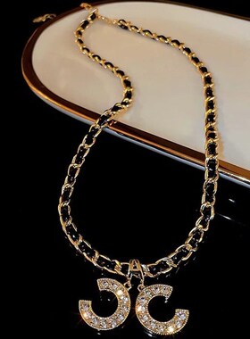 皮革缠绕镶钻字母项链法式潮流气质卫衣链小众设计感精致锁骨项饰