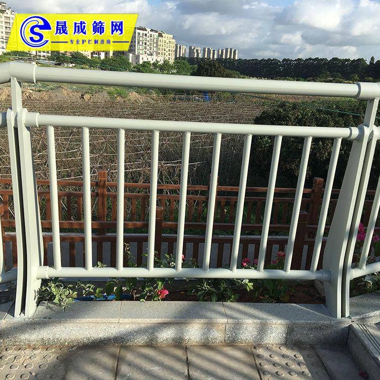 热镀锌桥梁防撞护栏厂家高速公路灯光隔离栏杆木扶手钢丝网绳栅栏