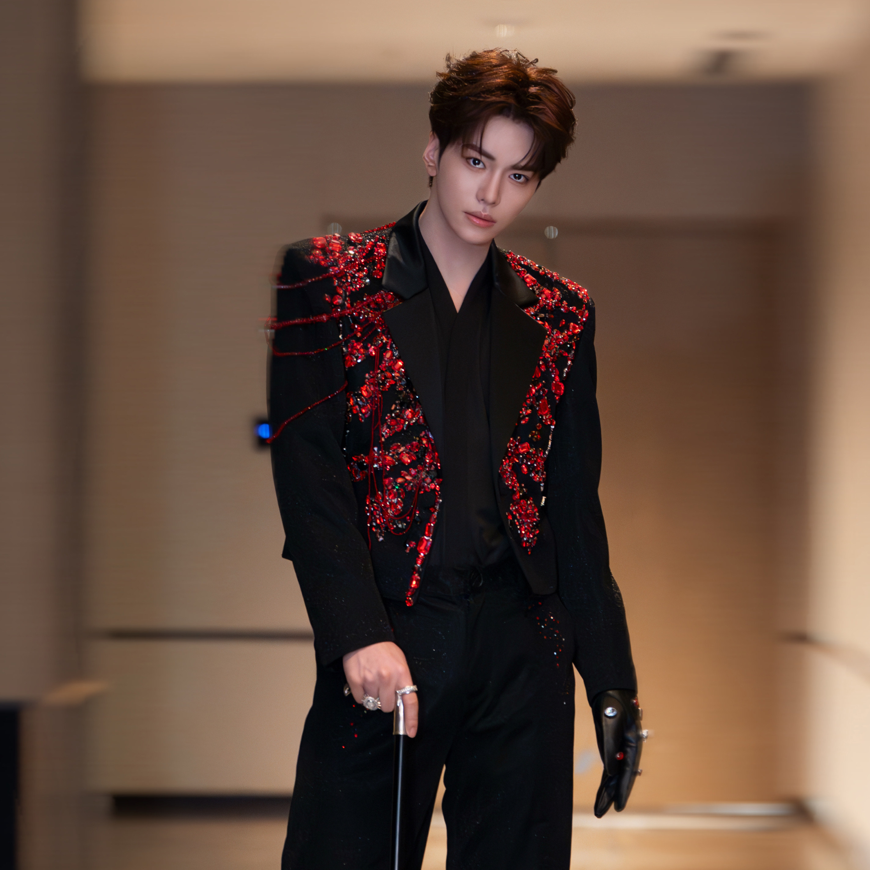 邵子恒同款红钻链条显肩宽西服图片