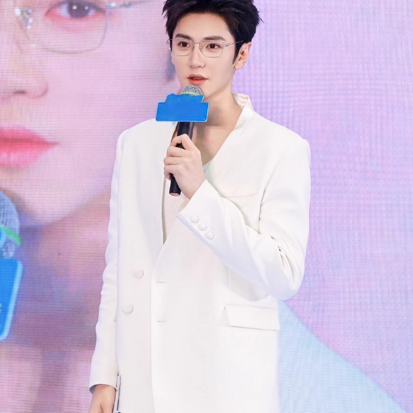 陈哲远同款白色金丝眼镜休闲西装