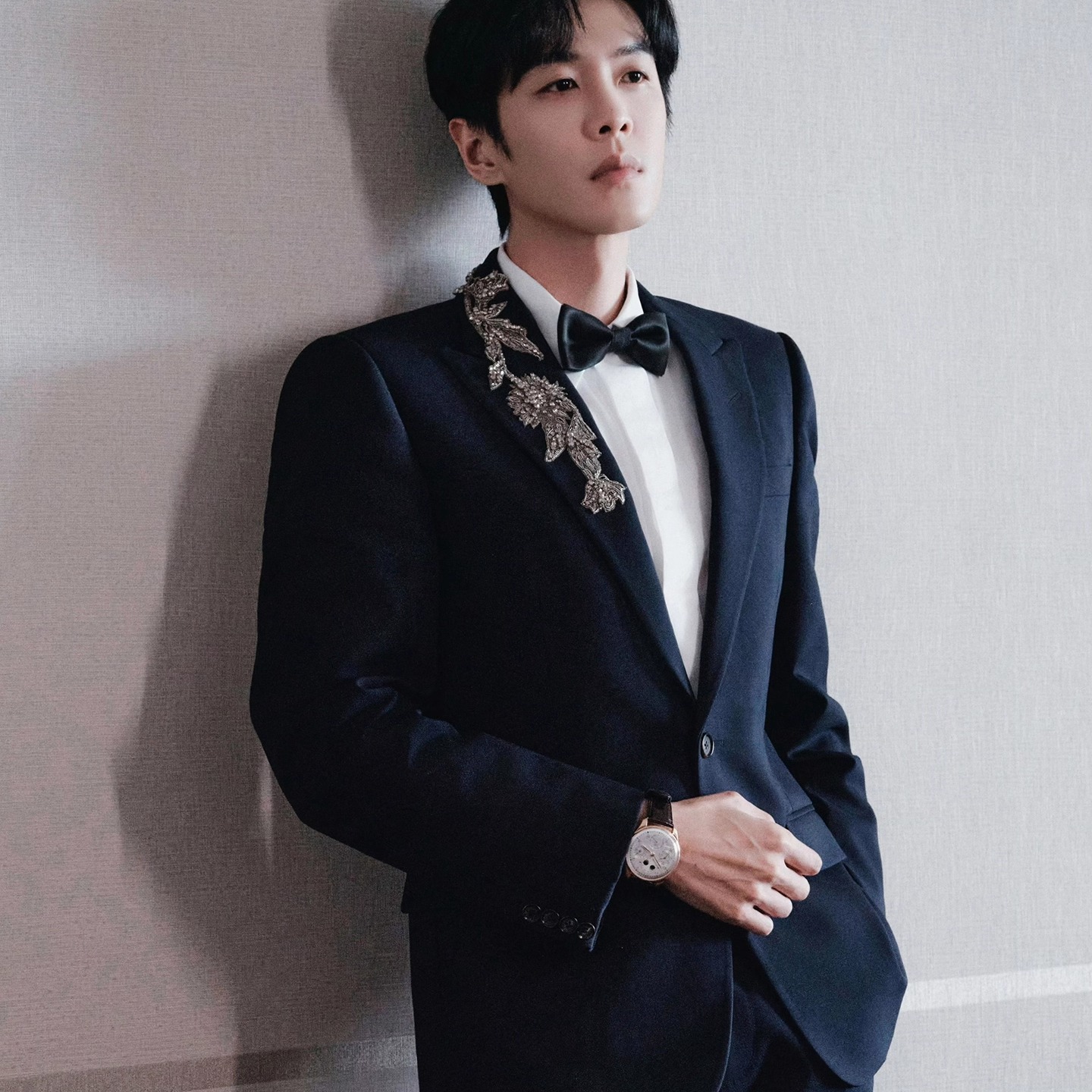 张若钧明星同款黑色钉珠高级西服