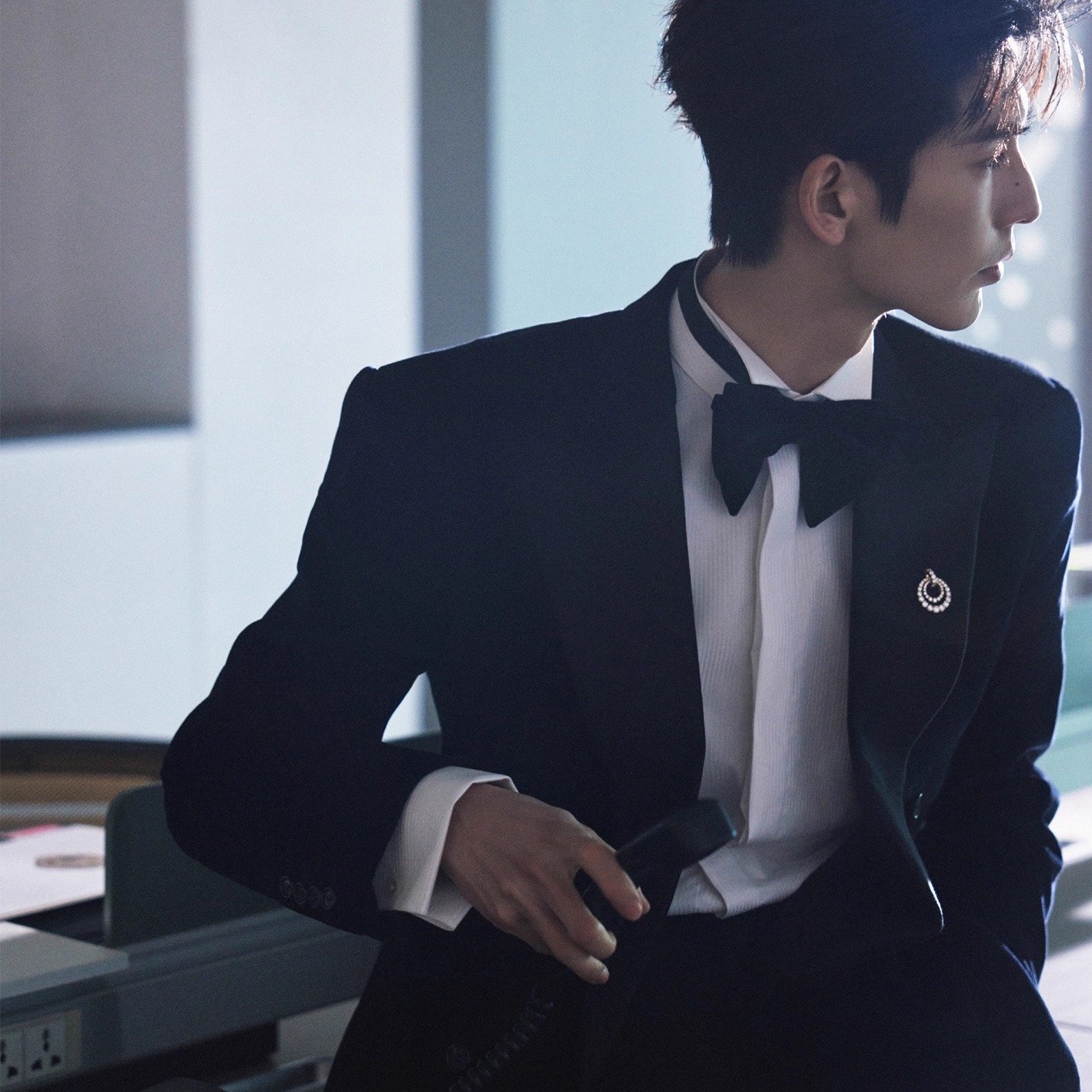 张凌赫明星同款黑色双排扣礼服潮