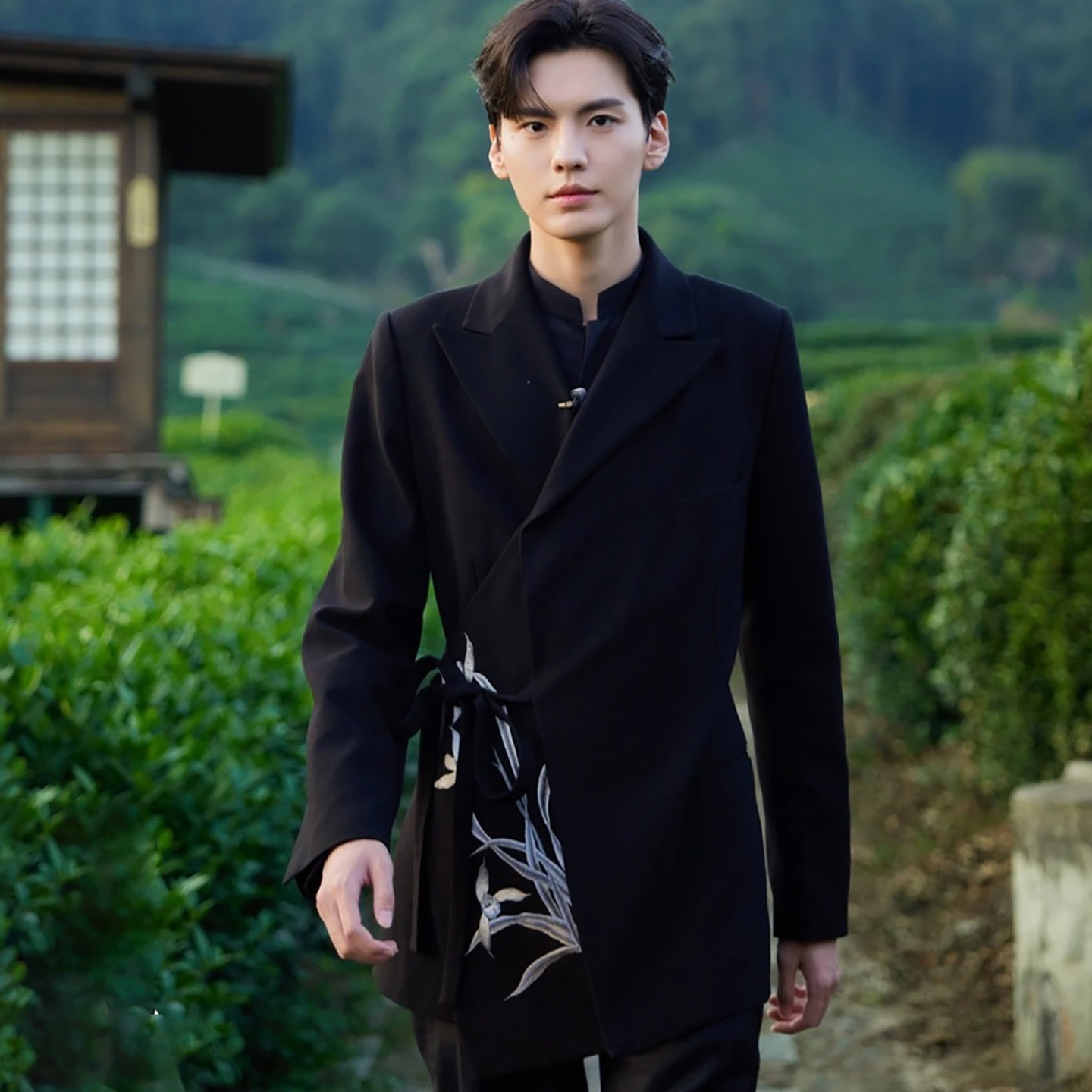 毕雯珺明星同款新中式黑色西服外套男中山装商务绑带刺绣垫肩套装,男装,商务正装西服,淘宝优惠券,粉丝福利购,淘宝优惠卷