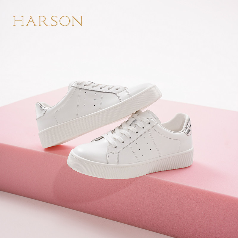 哈森简约风圆头平跟小白鞋夏舒适透气百搭通勤休闲板鞋HCS2584