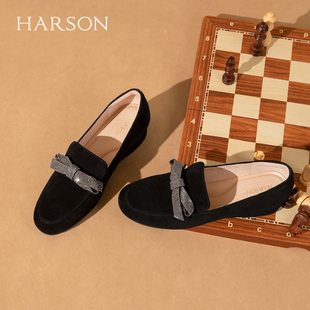 哈森2026新款蝴蝶结黑色绒面坡跟乐福鞋浅口单鞋通勤女鞋HS269402