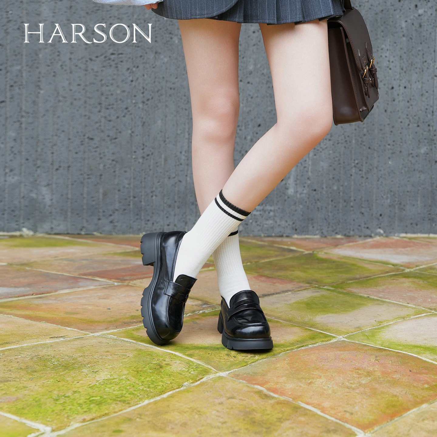 哈森经典学院风圆头粗跟乐福鞋女黑色厚底简约百搭单鞋HWL2501