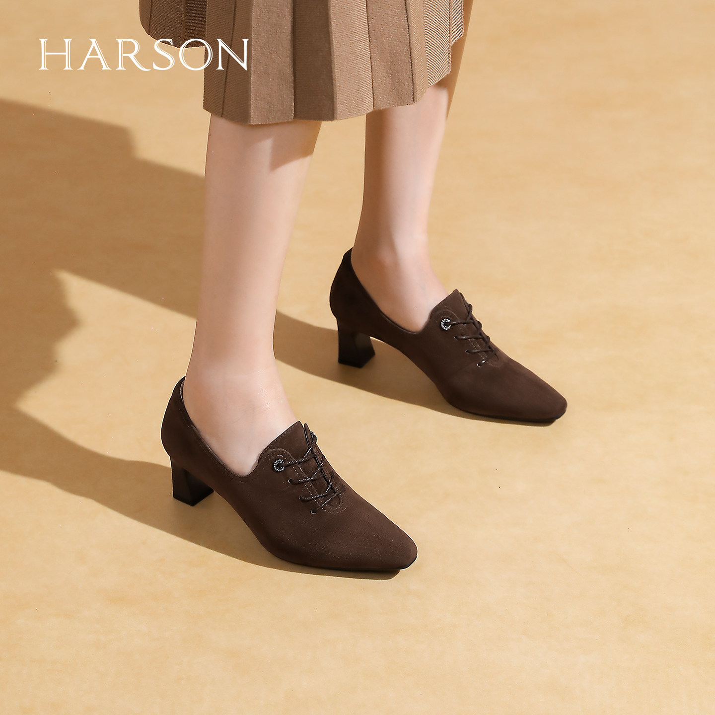 哈森尖头粗跟深口单鞋女春通勤风舒适百搭高跟鞋不累脚HL257906