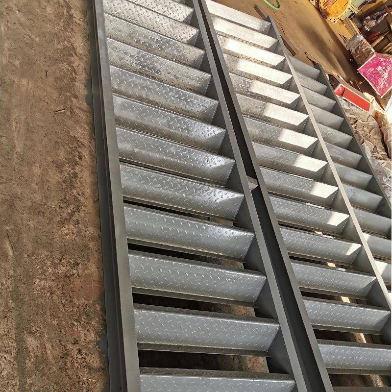 厂家供应爬梯带扶手爬梯脚手架45度花纹板爬梯宽爬梯