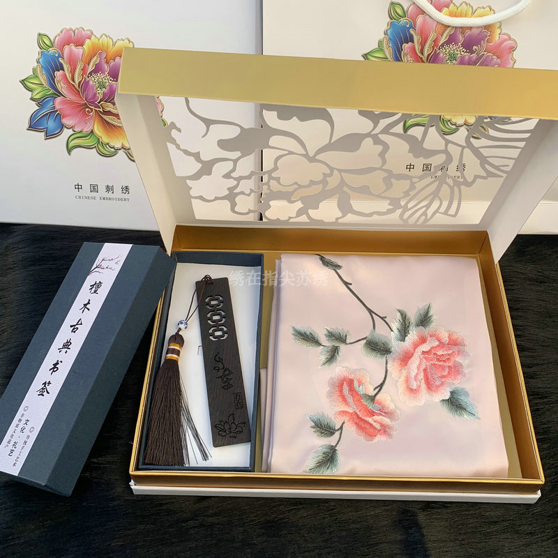 苏绣真丝围巾紫檀木书签套装礼盒桑蚕丝绣花丝巾小披肩名族风礼品