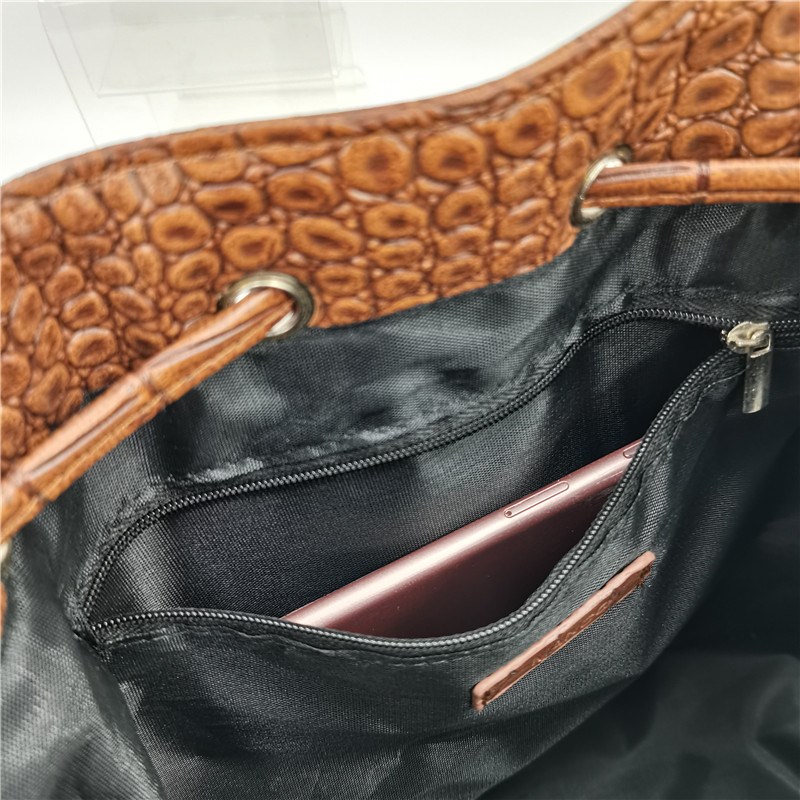 包包女士2024新款秋冬斜挎大容量水桶包抽绳开关设计大气单肩女包