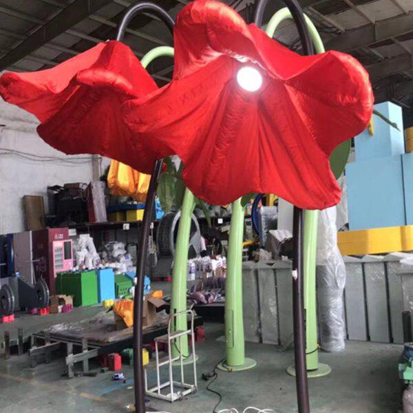 大型感应花自动开合呼吸玫瑰公园美成网红打卡景点设备喇叭气模花