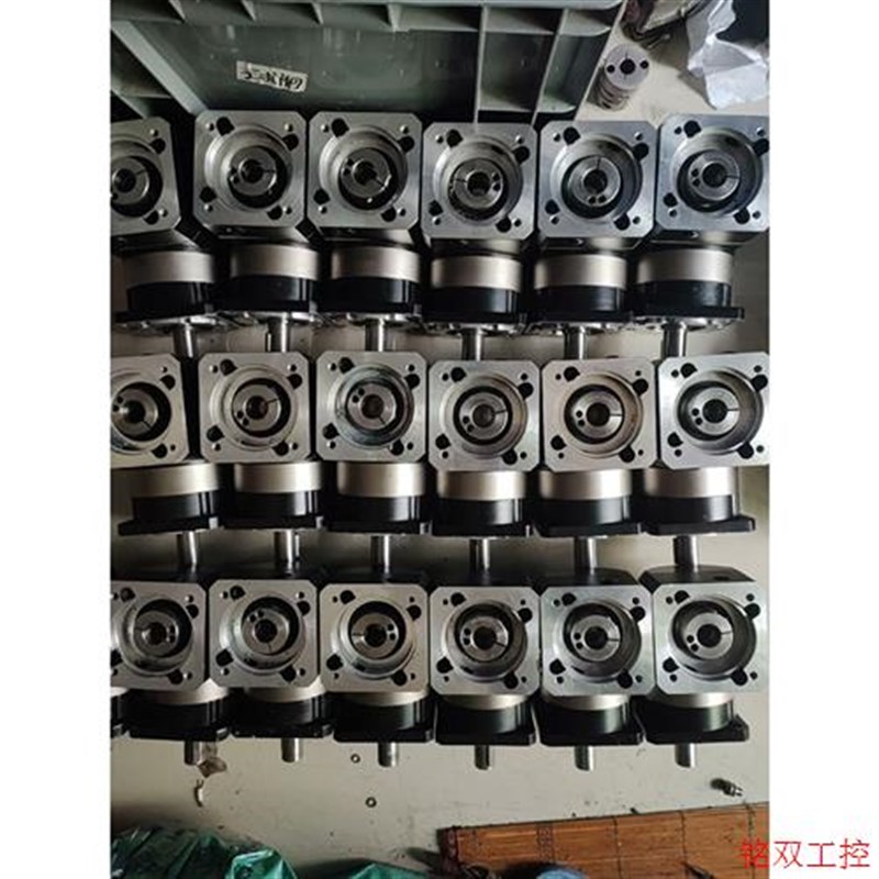 议价直拍不发:750W伺服电机直角精密行星减速器,速比1:7,进轴19,