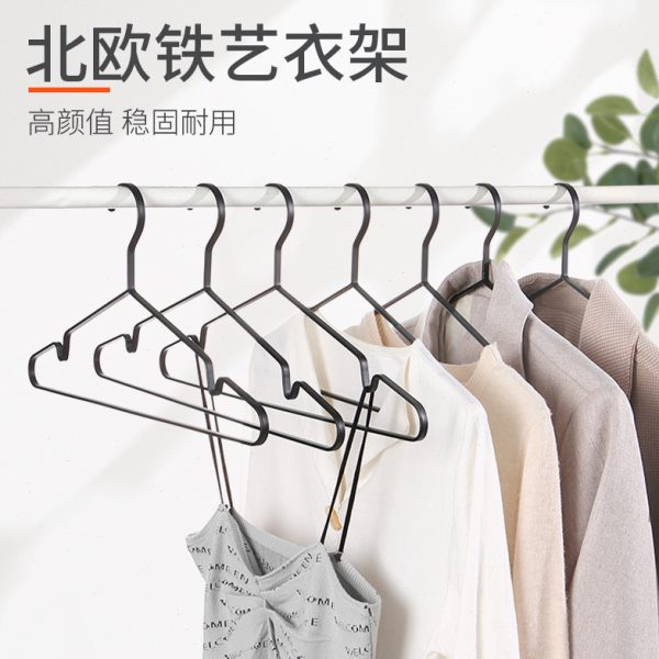 卧室金属铁衣架轻奢高级黑色家用挂衣撑加粗烘干机专用无痕防肩角