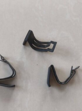 适用威志两厢V2骏派D60A50CX65夏利N7油箱外盖弹簧片加油口盖弹片