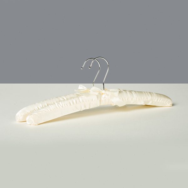 高档酒店丝绸衣架家用无痕衣架不起包防肩角防滑木头海绵植绒衣架