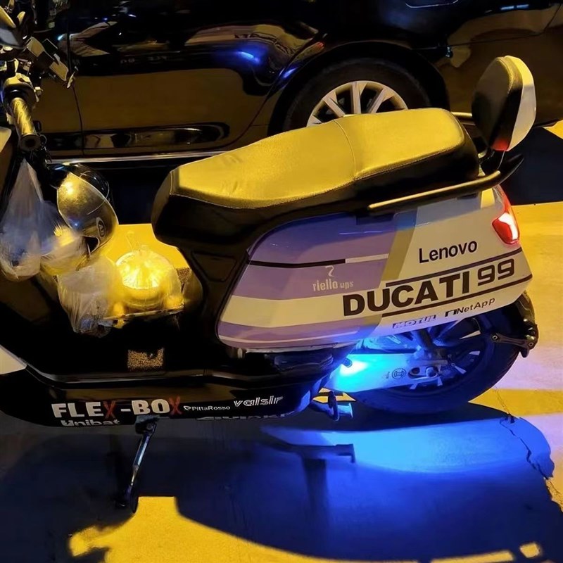 9号电动车鹰眼灯摩托车彩灯12vled行车飞机灯新款刹车爆闪灯改装