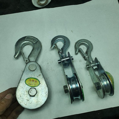 轴承滑轮带挂钩滑轮钢丝绳塑料绳用滑轮承重0.4~1吨轻型滑轮