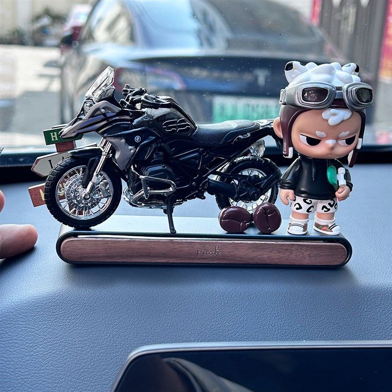 正版泡泡玛特摩托车模型摆件创意车载中控台装饰品可爱卡通停车牌
