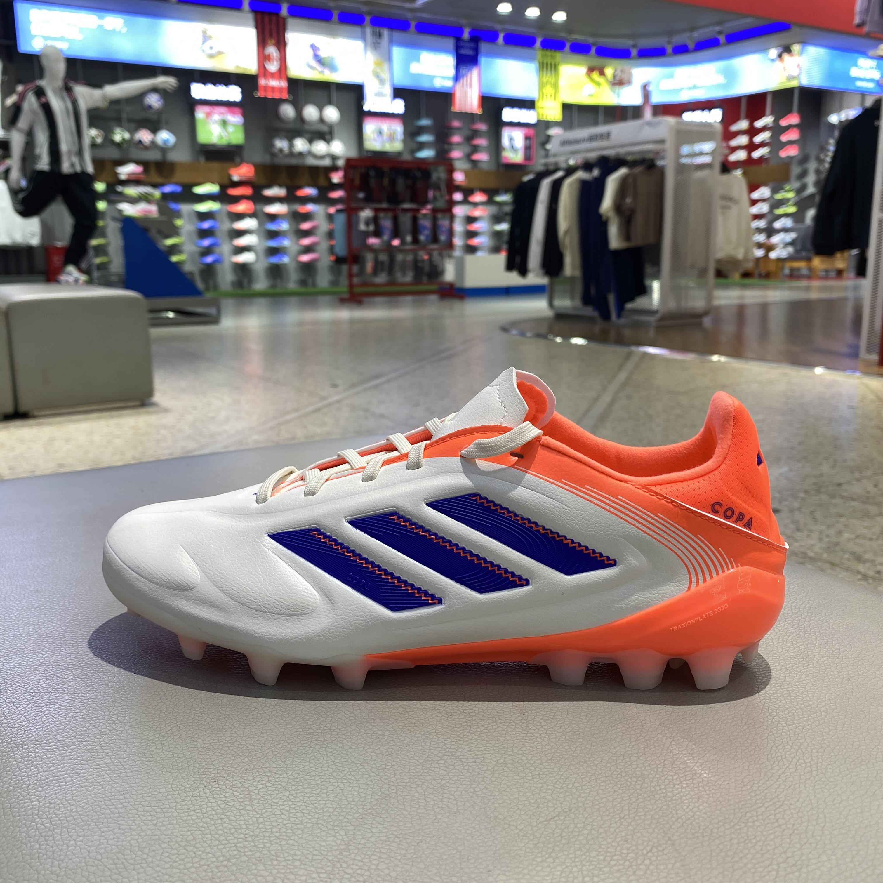 阿迪达斯舒适低帮足球鞋AG钉鞋