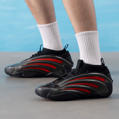 阿迪达斯中帮实战球鞋