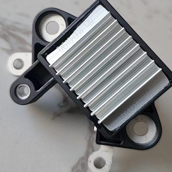 吉利GL远景s1X6缤越2022年缤越18款帝豪gl排量1.4T发电机调节器