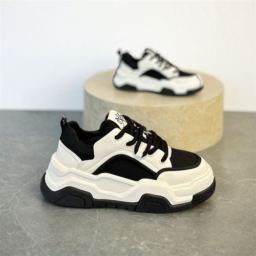 加大码女鞋41到43春季2025新款平底大号小白鞋40透气皮面板鞋子42