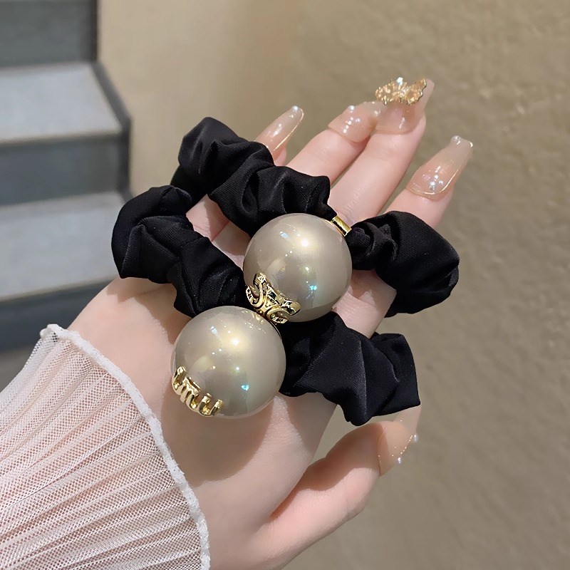 高级感大珍珠肠圈气质复古小金标字母D发绳2023年新款潮扎头发皮