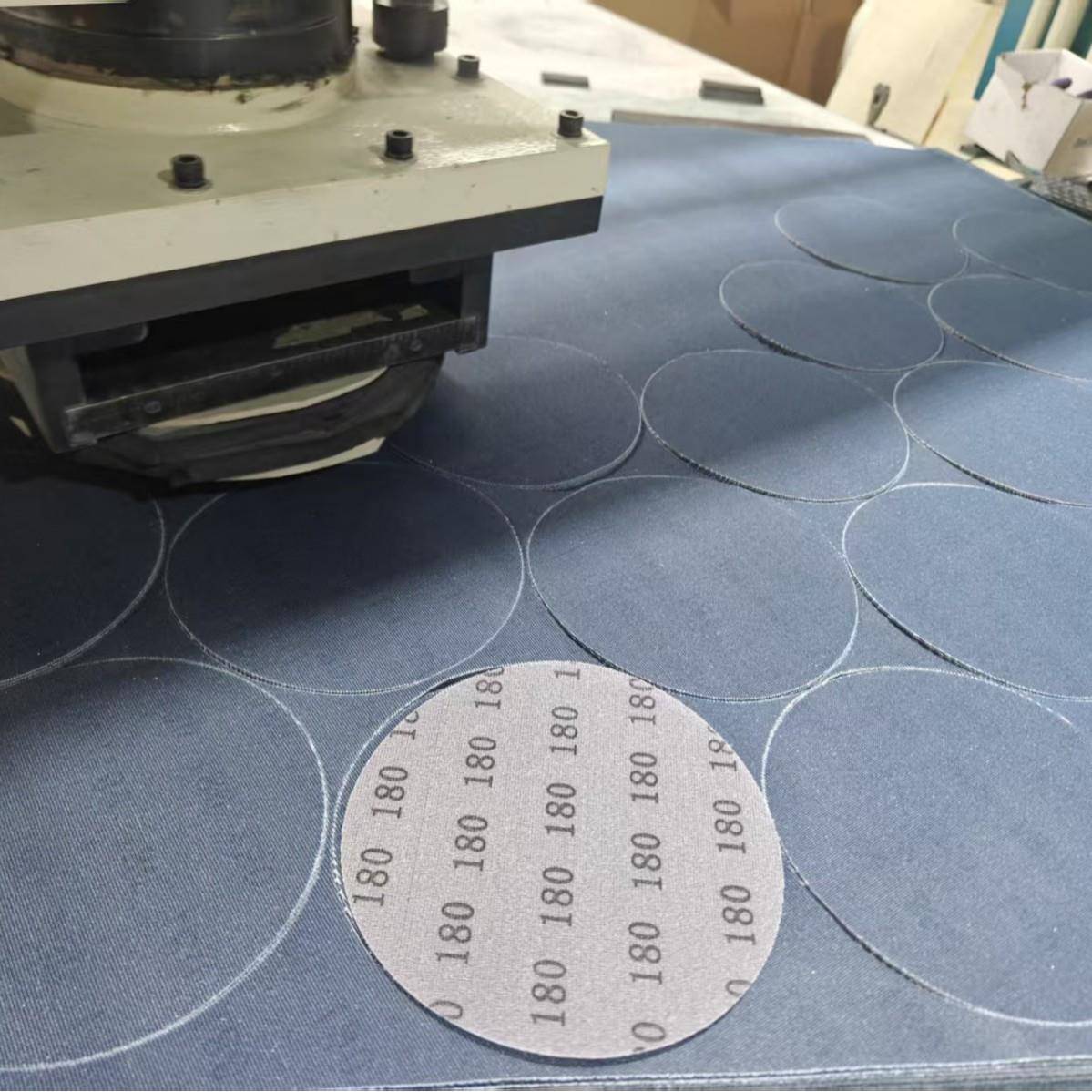 9寸网格砂纸墙体打磨抛光防堵塞带网孔墙面腻子网砂植绒自粘片