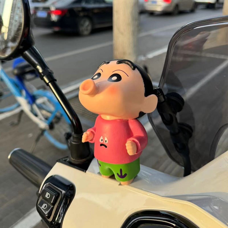 维多利亚150si踏板摩托车装饰小配件蜡笔小新车载摆件电动电瓶车