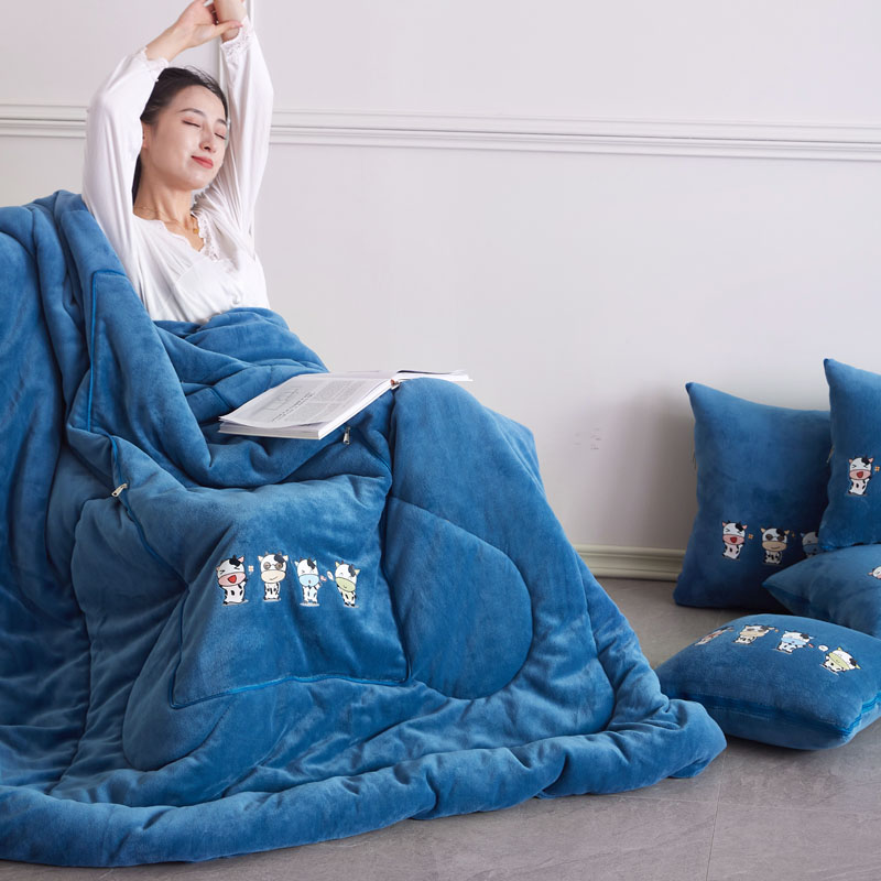 加厚冬季抱枕被子两用牛奶绒午睡枕头被汽车N载靠垫办公室空调被