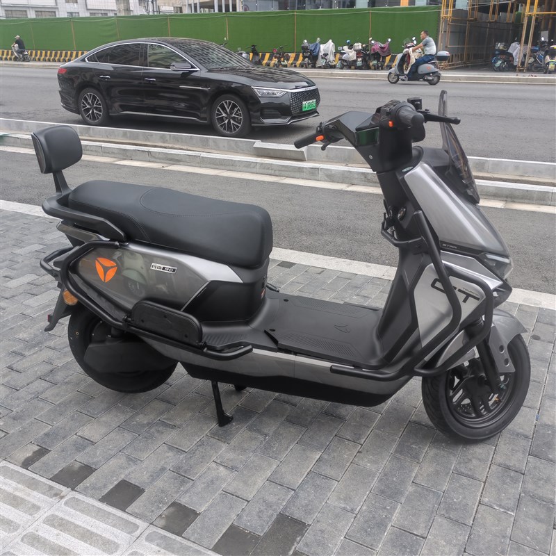 适用雅迪冠能白鲨70/90保险杠外卖货架护杠防撞杠电动车改装配件